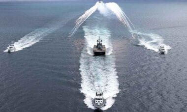 Marinha britânica testa integração entre helicópteros e drones armados na Noruega (Foto: Royal Navy)