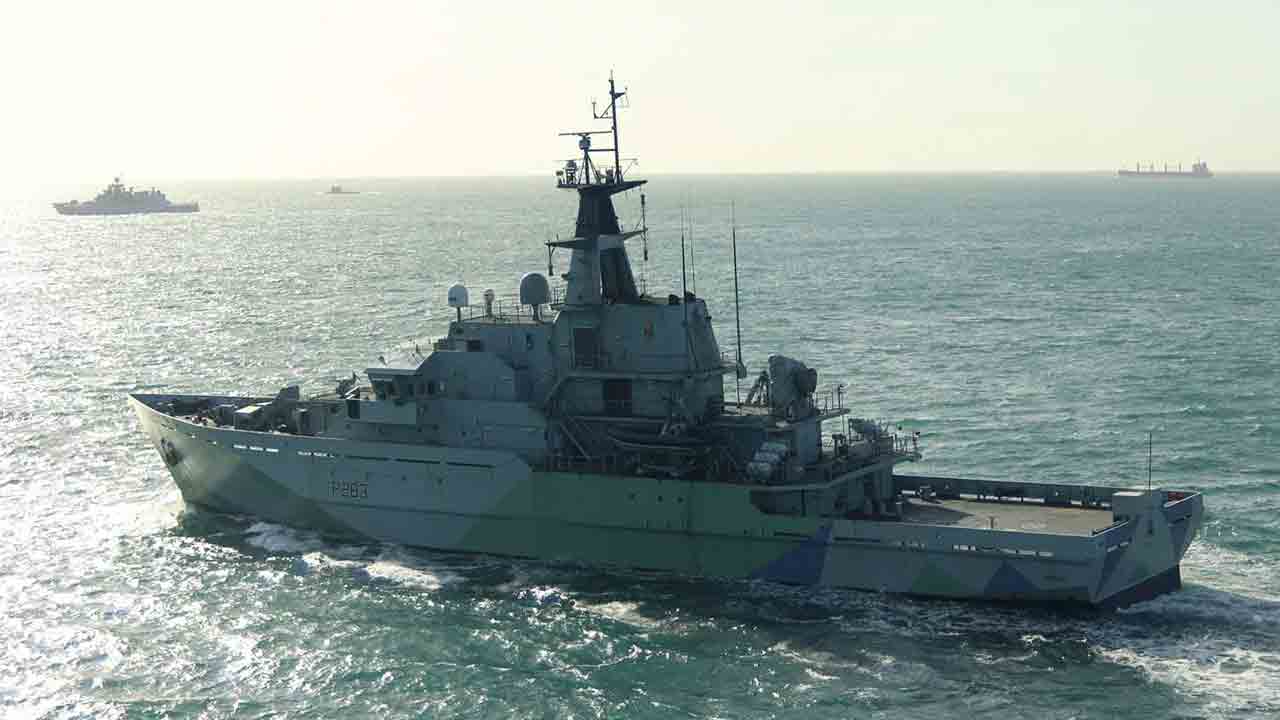Em primeiro plano, HMS MERSEY; ao fundo, RFN Admiral Grigorovich. Foto: Royal Navy