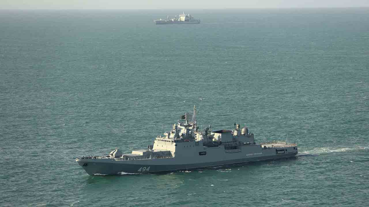Em primeiro plano, RFN Admiral Grigorovich. Foto: Royal Navy