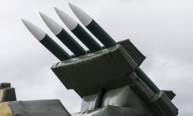 Força Aérea britânica usa sistemas infláveis de mísseis para treinar pilotos