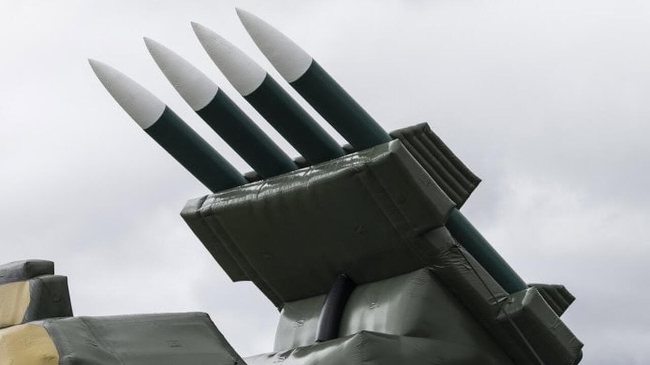 Força Aérea britânica usa sistemas infláveis de mísseis para treinar pilotos