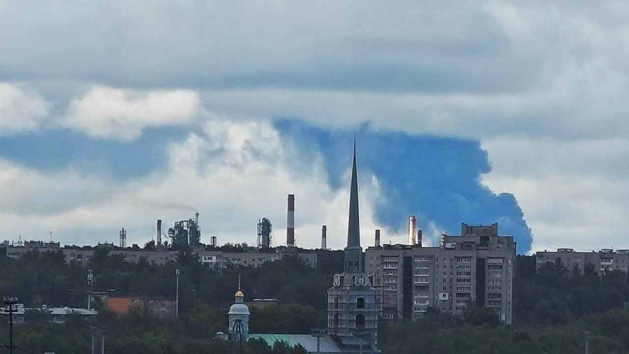 Attacco ucraino colpisce una stazione petrolifera e una raffineria russa a 800 km dal confine (X @FreudGreyskull)