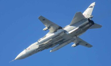 Rafales franceses interceptam dois Su-24M russos no espaço aéreo dos países bálticos. Foto: X @EtatMajorFR