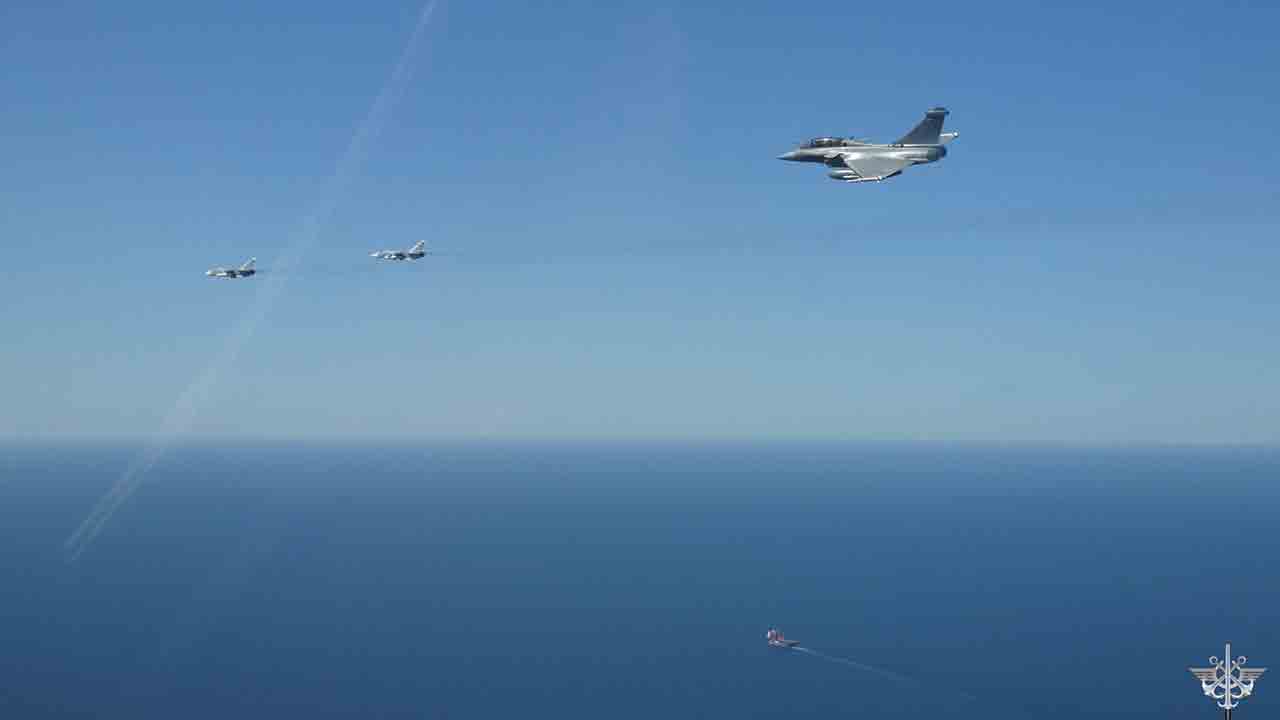 발트해 국가 상공에서 프랑스 라팔 전투기가 러시아 Su-24M 두 대를 요격. 사진: X @EtatMajorFR