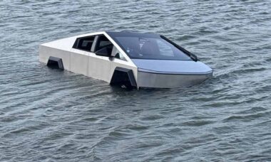 Motorista de Cybertruck é investigado após jogar carro em lago no Texas (Foto: Grapevine Police Department/Facebook)