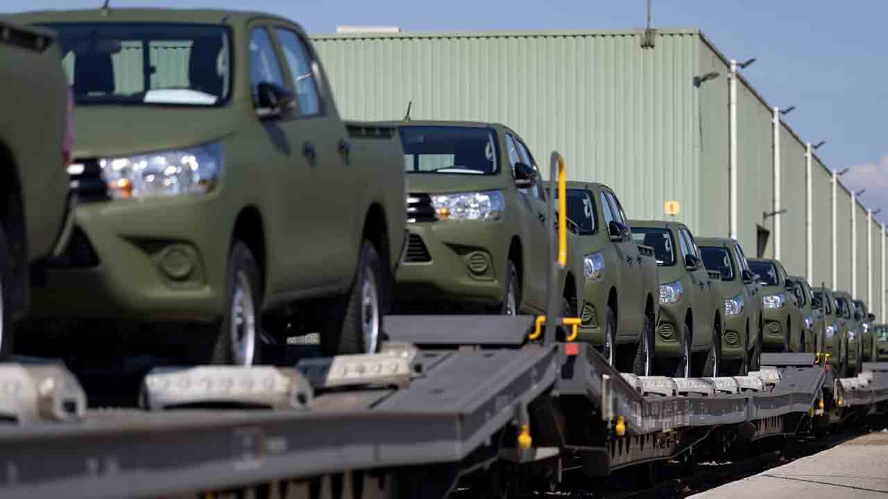 Nederland sender mer enn 60 Toyota Hilux for å støtte Ukrainas droneenheter. Foto: Nederlands forsvarsdepartement