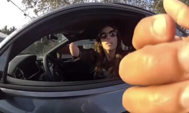 Mulher sem mão direita é multada por policial por usar celular "na mão direita"