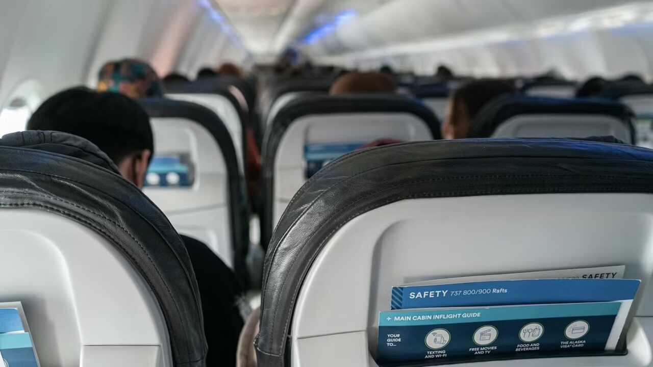 Pilot forklarer hvorfor det er hull i flyvinduer