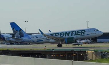 Vídeo: Pessoa morre após ser sugada para dentro de turbina de avião da Frontier Airlines