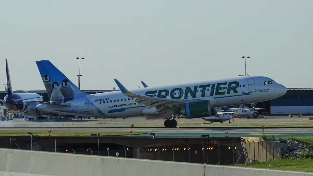 Vídeo: hombre muere tras ser arrastrado por la turbina de un avión de Frontier Airlines