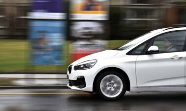 Motorista é flagrado usando boneco para burlar faixa de carona nos EUA