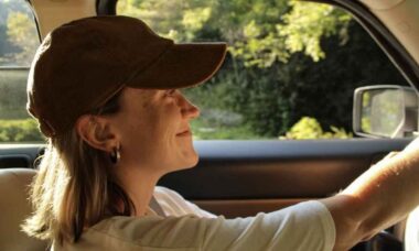 Estudo revela que mulheres sorriem mais que os homens ao volante