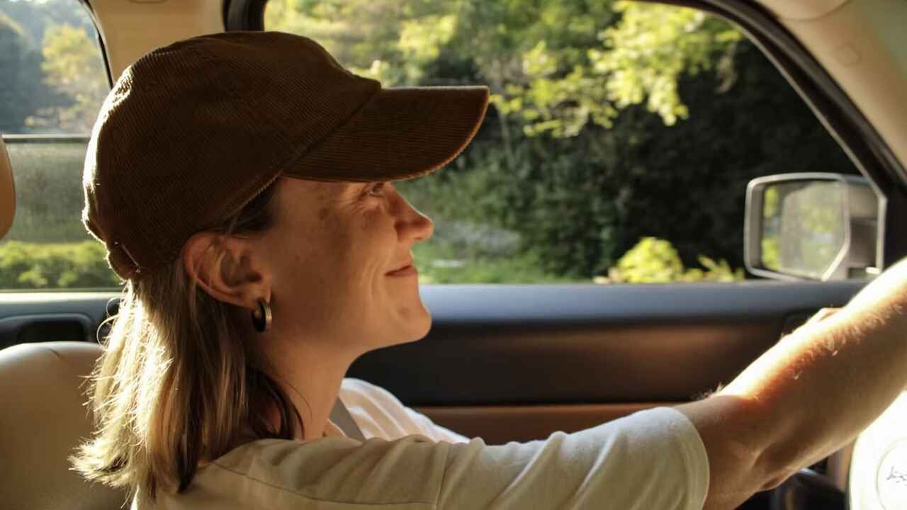 Estudo revela que mulheres sorriem mais que os homens ao volante