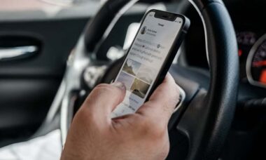 Motoristas são mais propensos a usar o celular em alta velocidade, diz estudo