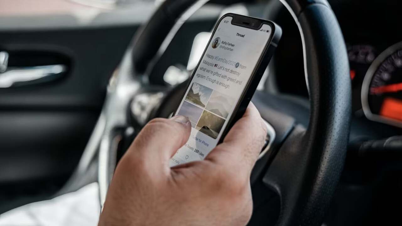 Autofahrer nutzen ihr Handy eher bei hoher Geschwindigkeit, zeigt Studie