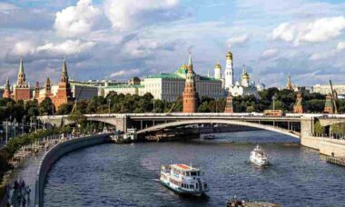 Metralhadoras são posicionados nas torres do Kremlin para combater drones em Moscou