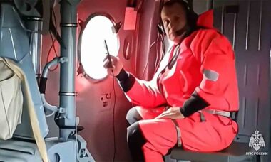 Helicóptero Mi-8 durante operação de busca no Mar de Okhotsk. Foto: Ministério de Emergências da Rússia