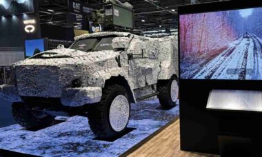 Oshkosh apresenta blindado híbrido com modo silencioso e maior autonomia na Eurosatory 2026