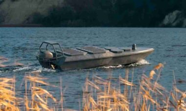 Katran X1.2: Ucrânia revela barco capaz de lançar enxames de drones interceptadores