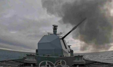 Fragata HMS Sutherland dispara canhão Mk8 em testes e avança para prontidão operacional
