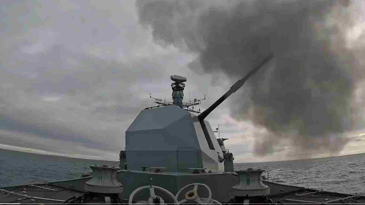 Fragata HMS Sutherland dispara canhão Mk8 em testes e avança para prontidão operacional