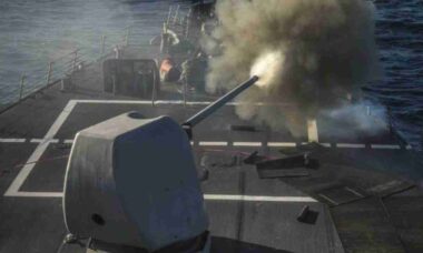 Destróier dos EUA dispara canhão MK 45 durante exercício no Mediterrâneo