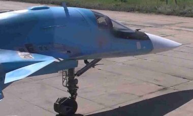 Rússia testa possível versão modernizada do Su-34 com nova antena de comunicação