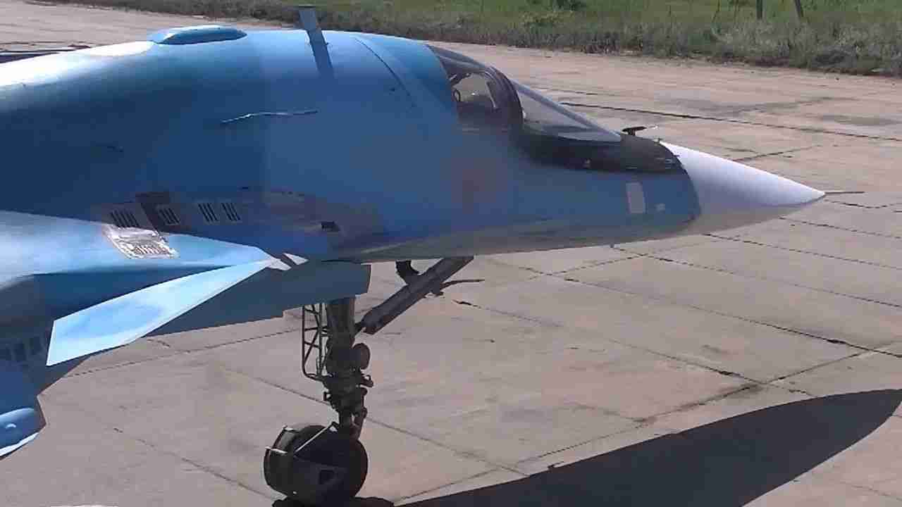 Rússia testa possível versão modernizada do Su-34 com nova antena de comunicação