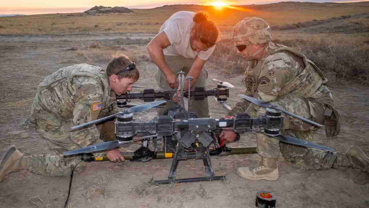 Exército dos EUA testa drone que lança explosivos para romper obstáculos de arame
