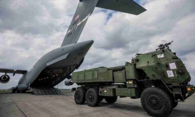 EUA treinam ataques de precisão com HIMARS após deslocamento de 3.200 km