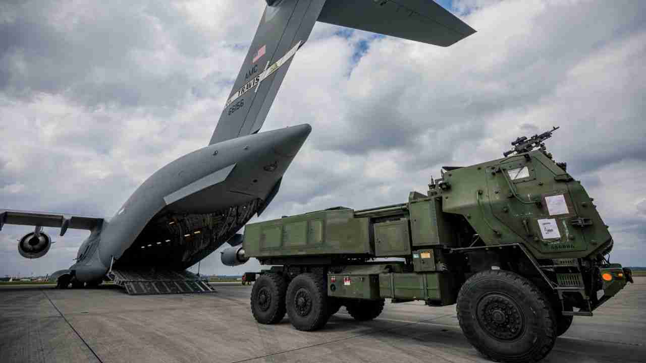 EUA treinam ataques de precisão com HIMARS após deslocamento de 3.200 km