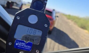 Motorista é presa após dirigir a 174 km/h para não perder episódio de reality show
