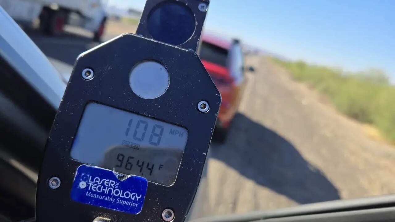 Motorista é presa após dirigir a 174 km/h para não perder episódio de reality show