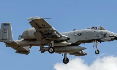 A-10 Warthogs retornam ao Reino Unido exibindo marcas de combate contra o Irã