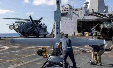 Fuzileiros navais dos EUA lançam drone espião de navio no Mar do Sul da China