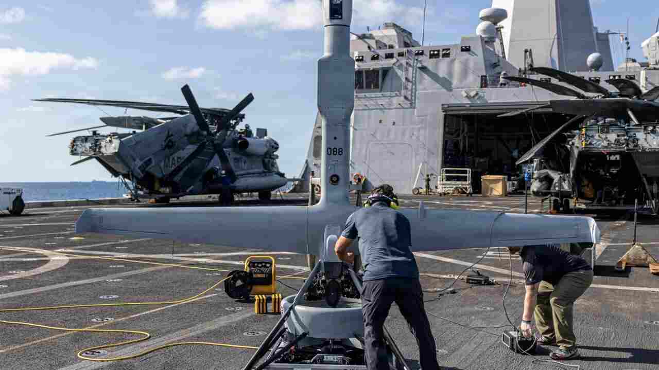 Fuzileiros navais dos EUA lançam drone espião de navio no Mar do Sul da China