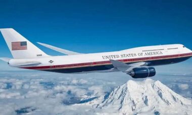 Air Force One provisório ganha nova pintura e entra na fase final de preparação
