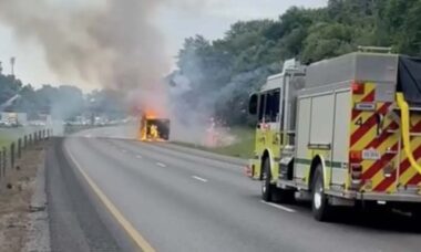 Caminhonete carregada com fogos de artifício explode em rodovia no Tennessee