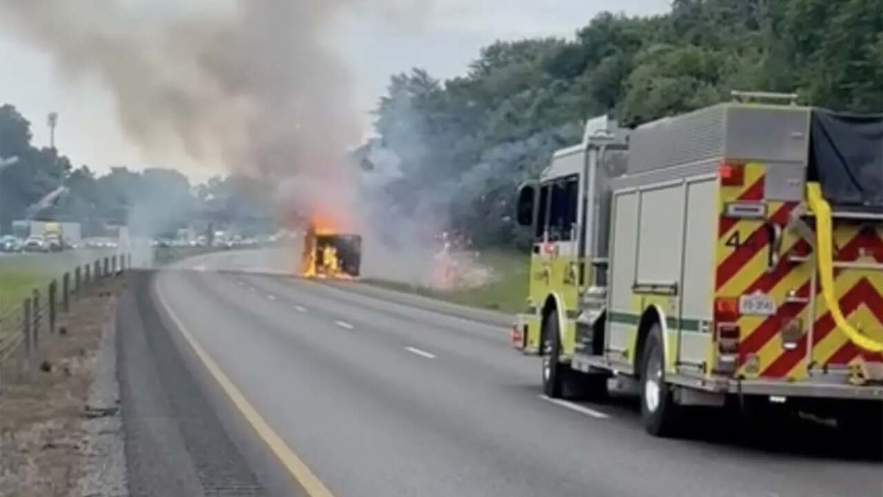 Caminhonete carregada com fogos de artifício explode em rodovia no Tennessee