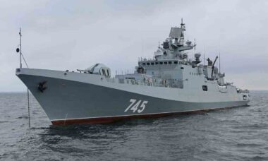 Tiros de navio russo contra iate britânico geram versões conflitantes