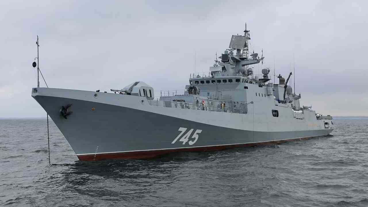 Tiros de navio russo contra iate britânico geram versões conflitantes