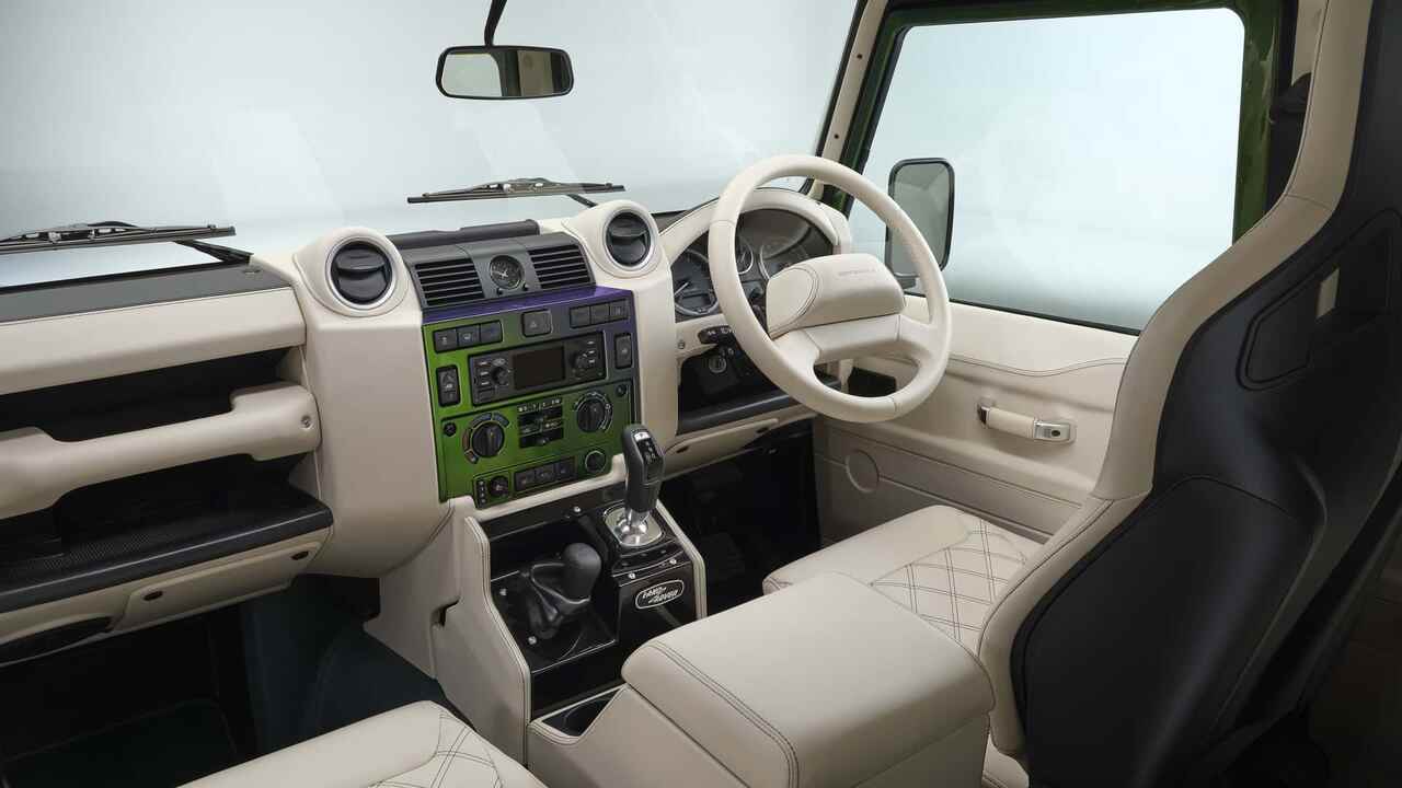 Land Rover revela coleção única de Defenders com efeito visual inspirado em camaleão