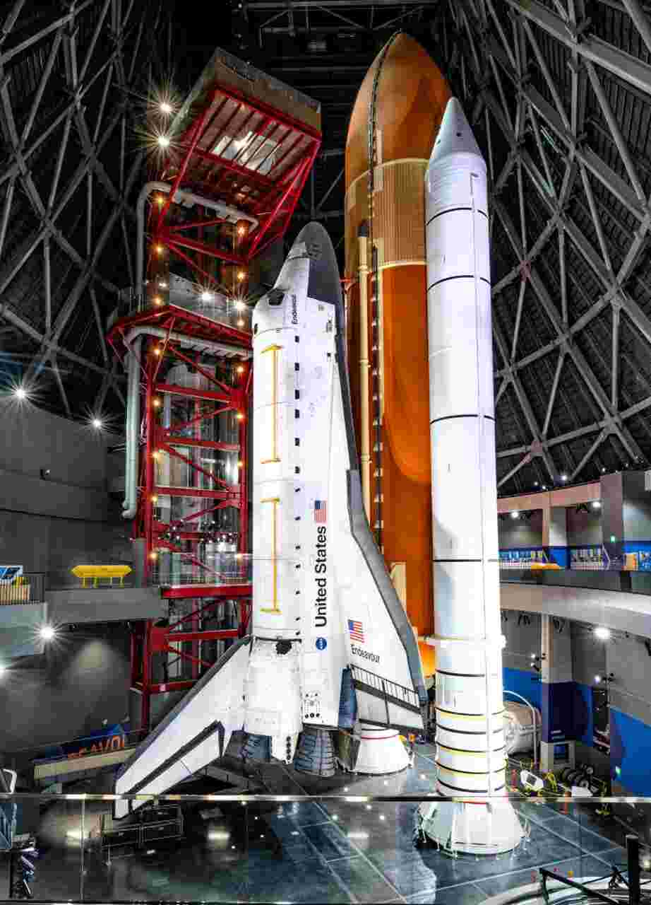 Ônibus espacial Endeavour é exibido em configuração completa de lançamento pela primeira vez