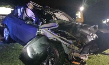 Homem de 87 anos morre após Tesla em piloto automático cair em lago nos Estados Unidos