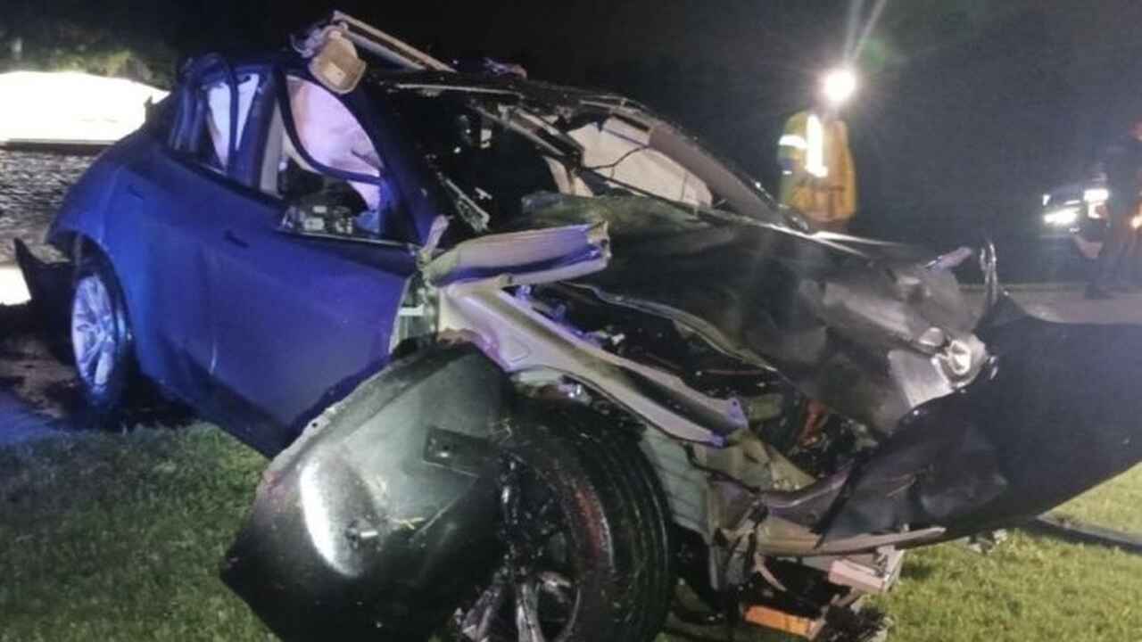 Homem de 87 anos morre após Tesla em piloto automático cair em lago nos Estados Unidos