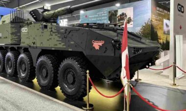 Canadá apresenta obuseiro autopropulsado Grizzly baseado na família LAV