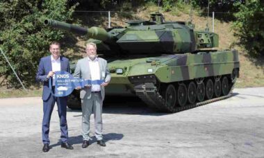Suécia recebe primeiro tanque Stridsvagn 123A modernizado