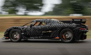 Carro da LEGO com mais de 327 mil peças quebra recorde de velocidade