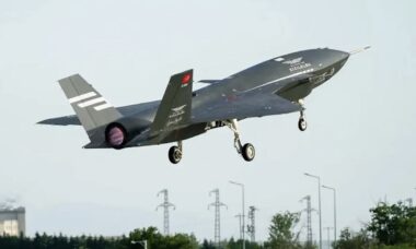 Drone de combate turco Kızılelma opera ao lado de jato M-346 em testes de autonomia