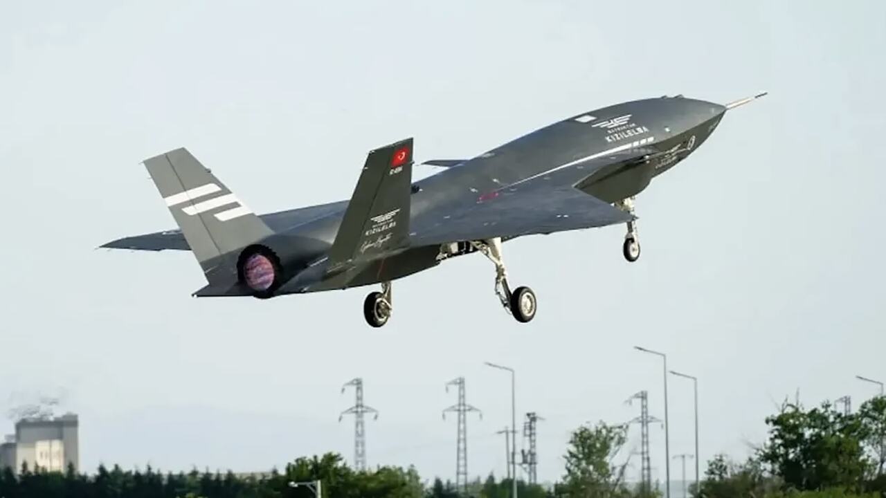 Drone de combate turco Kızılelma opera ao lado de jato M-346 em testes de autonomia